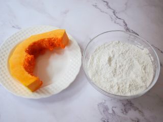 1、无糖版南瓜饼,准备好材料