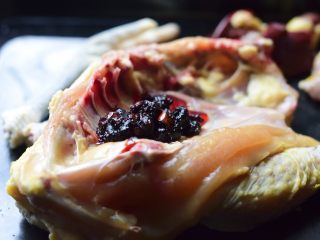 4、无难度慢炖锅豉油鸡,将鸡肉从冰箱里取出，挖一勺老干妈辣酱，要有豆豉那种。