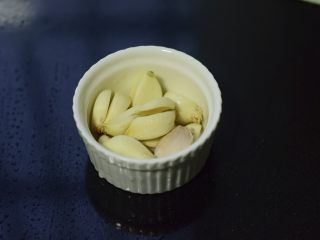 6、无难度慢炖锅豉油鸡,剥好大蒜。