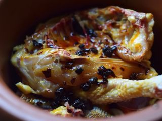 9、无难度慢炖锅豉油鸡,放入鸡肉，鸡皮朝下。
