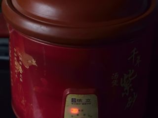 11、无难度慢炖锅豉油鸡,慢炖锅开小火，炖三小时。期间你爱干嘛干嘛。