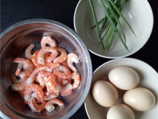 1、虾仁跑蛋,备好食材:虾仁,鸡蛋,小葱;