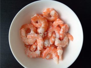 3、虾仁跑蛋,再次清洗干净,用厨房纸巾吸干虾仁的水分;调入适量盐,料酒,蛋清,淀粉抓匀,腌制;