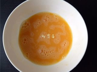 4、虾仁跑蛋,鸡蛋磕进碗里,调入适量盐,白胡椒粉,糖,搅打均匀;