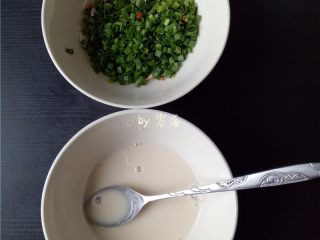 5、虾仁跑蛋,剩下的淀粉同清水混合,搅拌成水淀粉;小葱切葱花;葱花的实际用量为图中的1/2;