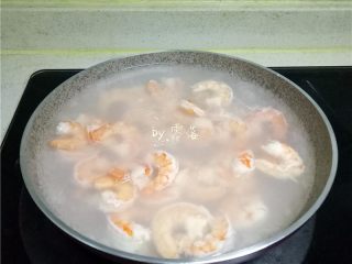 7、虾仁跑蛋,放入虾仁汆烫至7分熟;