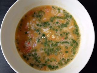 9、虾仁跑蛋,将虾仁、葱花、水淀粉放入蛋液,搅拌均匀;