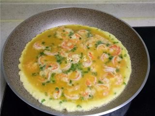 11、虾仁跑蛋,倒入虾仁蛋液;