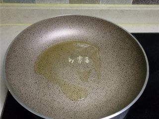 10、虾仁跑蛋,不粘锅倒入适量植物油烧热;