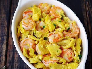 12、虾仁跑蛋,蛋液凝固后,用铲子迅速划开,并立即关火。最后盛出即可。