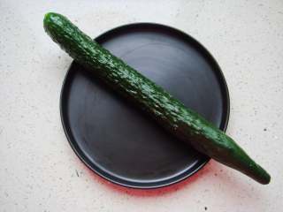 1、黄瓜花朵拼盘,黄瓜清洗干净。