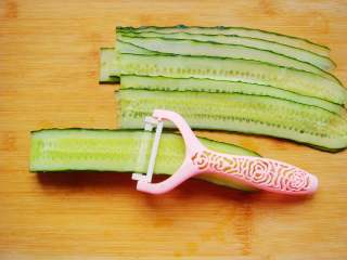 3、黄瓜花朵拼盘,刨出薄片。