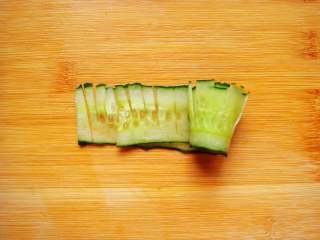 7、黄瓜花朵拼盘,从一端卷起来。