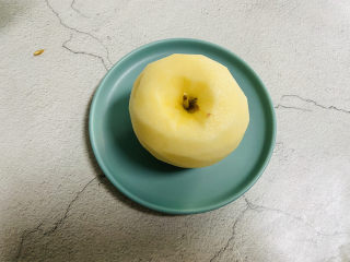 3、苹果小米粥 营养早餐,苹果洗净去皮