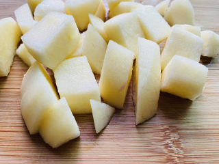 4、苹果小米粥 营养早餐,切小块