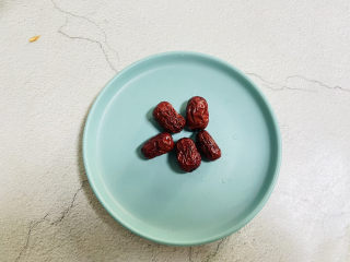 5、苹果小米粥 营养早餐,红枣清洗干净