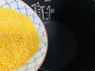 7、苹果小米粥 营养早餐,小米淘洗一下倒入电压力锅内胆中