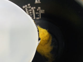 8、苹果小米粥 营养早餐,加入600ml热水