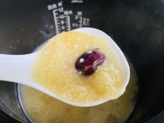 11、苹果小米粥 营养早餐,待时间到，泄压。嗜甜者可以放入冰糖