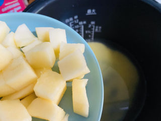 9、苹果小米粥 营养早餐,放入苹果