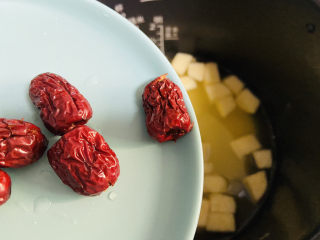 10、苹果小米粥 营养早餐,放入红枣，盖上锅盖摁煮粥功能键