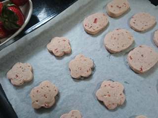 10、草莓小饼干,最后在烤箱里自然放凉