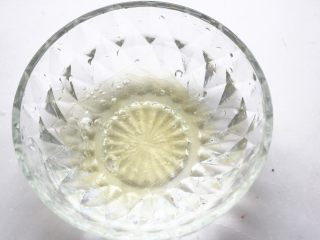 1、樱花草莓慕斯,吉利丁冷水泡软。