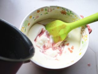 7、樱花草莓慕斯,剩下的那部分草莓吉利丁溶液和打发的淡奶油混合均匀，慕斯糊就做好了。