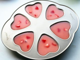 11、樱花草莓慕斯,把剩余的镜面慕斯糊倒上去，继续送入冰箱，冷藏2个小时以上。