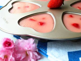 12、樱花草莓慕斯,最后的成品，慕斯已经彻底凝固。