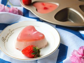 14、樱花草莓慕斯,很好吃