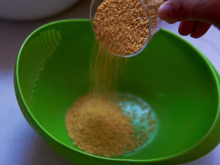 1、苹果小米粥,选用钦州黄小米。