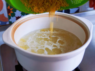 5、苹果小米粥,加入小米，中火煮开转小火慢煮。