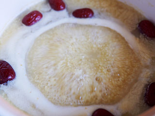 11、苹果小米粥,小米粥熬煮到开始粘稠大约十五分钟时间，加入苹果丁继续熬煮。