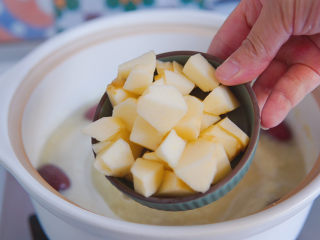 12、苹果小米粥,加入苹果丁继续熬煮。