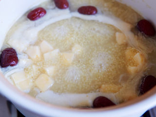 13、苹果小米粥,粥煮到粘稠状态大约需要三十到四十分钟。