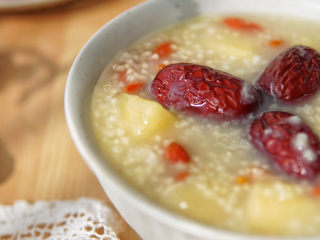 15、苹果小米粥,口感酸甜，苹果????的香甜，与小米融为一体，加上红枣与枸杞，这道粥具有安神补气营养丰富，适合中老年人以及瘦身减脂期食用。