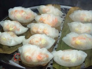 15、晶莹剔透又鲜又爽的水晶虾饺,将包好的虾饺放入已开水的蒸炉中，大火蒸5——6分钟即可食用