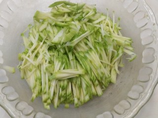 1、嫩西葫丝鸡蛋饼,西葫芦洗净切丝放入大碗