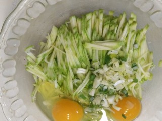 2、嫩西葫丝鸡蛋饼,放入切碎葱花打入鸡蛋