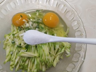 3、嫩西葫丝鸡蛋饼,放入盐