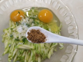 4、嫩西葫丝鸡蛋饼,放五香粉