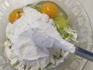 5、嫩西葫丝鸡蛋饼,放入面粉