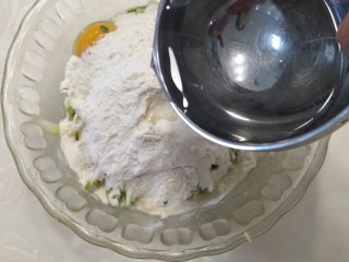 6、嫩西葫丝鸡蛋饼,倒入水