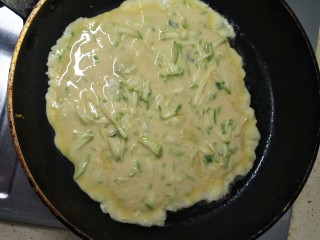 9、嫩西葫丝鸡蛋饼,油热倒调好的西葫芦面糊