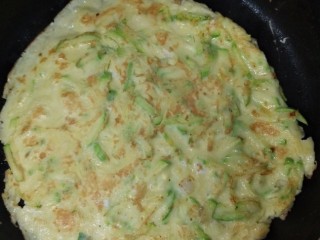 10、嫩西葫丝鸡蛋饼,双面微黄就熟了