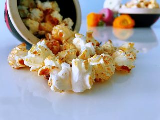 3、原味爆米花,关火倒出来,最好是倒入漏筛中,因为多多少少底部会有没爆开的,把没爆开的过滤出来不要了,也不是很多,就几个,这个是不能避免的,简单好吃的爆米花做成了,你也试一试吧。