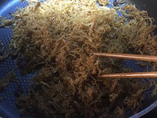 9、麻辣牛肉丝，煲剧小零嘴,也可以加入一些的白芝麻；翻炒就可以出锅了；