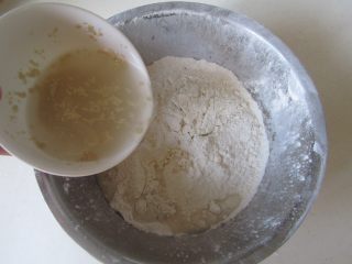 1、瓠子肉馅生煎包,将发酵粉放入三十度左右的温水中化开， 再加入面粉中和面；