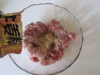 3、瓠子肉馅生煎包,肉馅中加入适量的盐、生姜粉花椒粉和料酒， 顺着一个方向搅拌上劲;